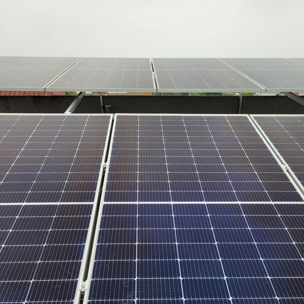 thi-cong-lap-dat-dien-nang-luong-mat-troi-tai-ha-noi-gia-tot-nhat